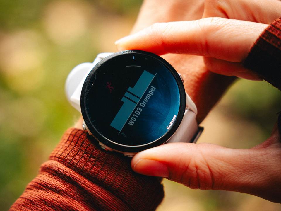 Een Garmin-horloge met de training W01D3 Drempel, en de blokken van die training als balken.